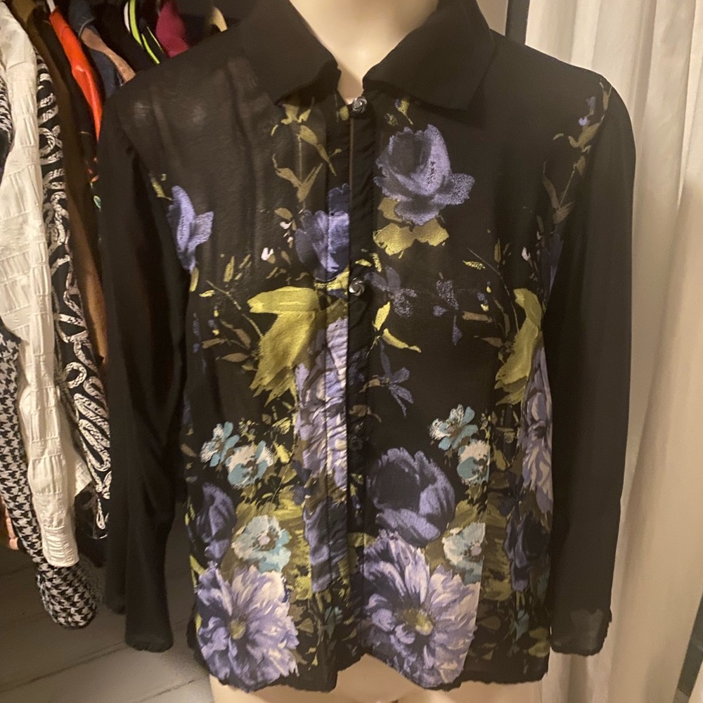 Carol Anderson Collection Women’s small thin cover-up blouse with rose buttons!